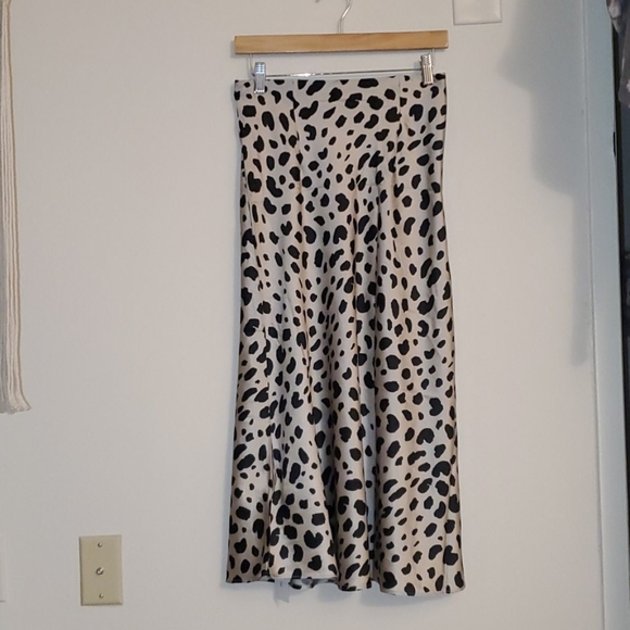 Dresses & Skirts - NWT Midi Skirt